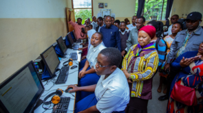 Mkuu wa Mkoa wa Kilimanjaro akikagua mradi
